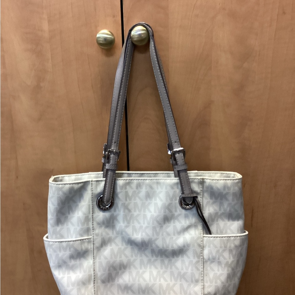 Michael Kors Jet Set Style Tote. Cream with Signature design and gray straps IS6